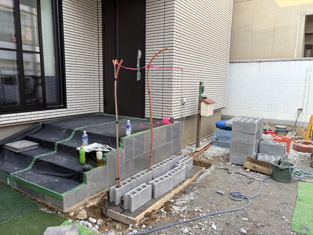 京都の外構施工レポート　亜鉛メッキ鉄筋の門塀