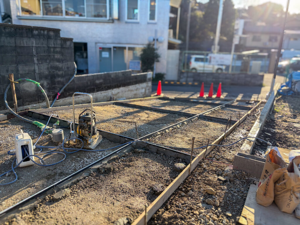 京都外構専門店ホリーガーデンの施工レポート写真　型枠と伸縮目地の施工