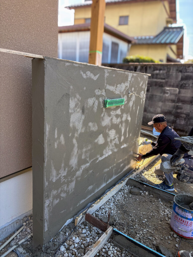 京都外構専門店ホリーガーデンの施工レポート写真　門塀の塗り下地　スーパーネット