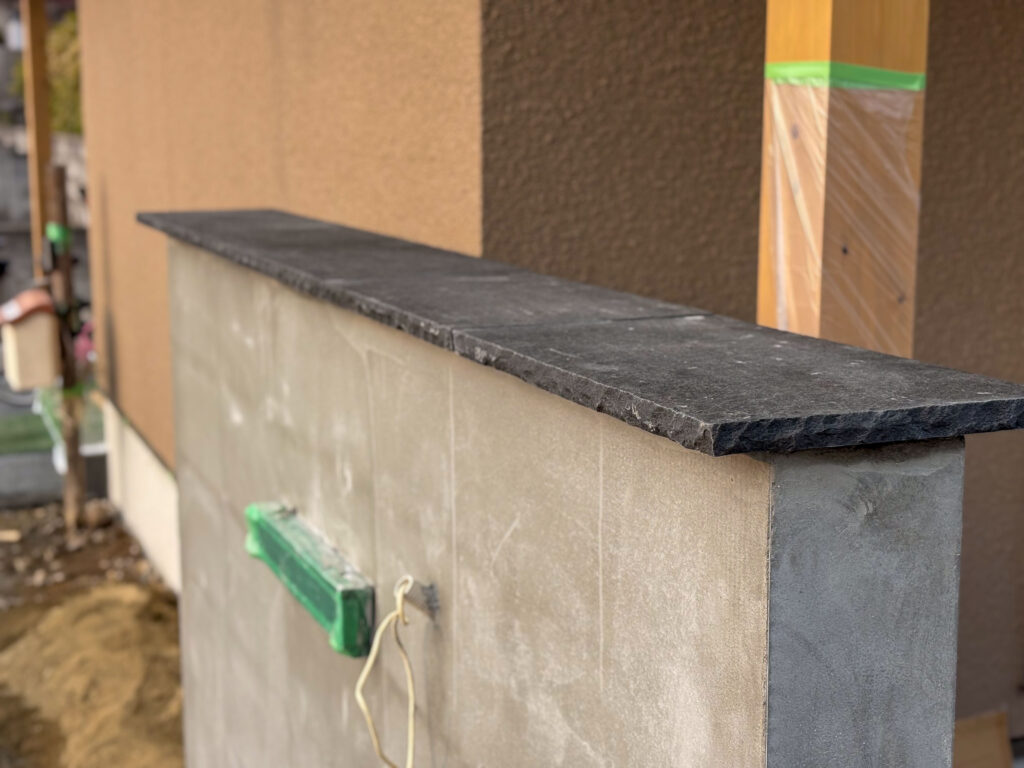 京都の外構デザイン会社ホリーガーデンの施工ブログ「天然石笠木ラングボーダーの魅力」