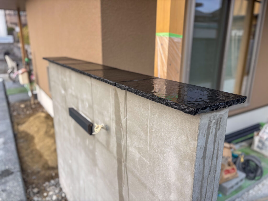 京都の外構デザイン会社ホリーガーデンの施工ブログ「天然石笠木ラングボーダーの魅力」