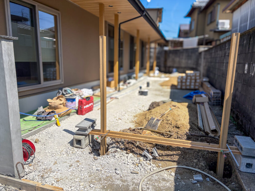 京都外構専門店ホリーガーデンの施工レポート写真　ルシアススクリーンフェンスの柱たて