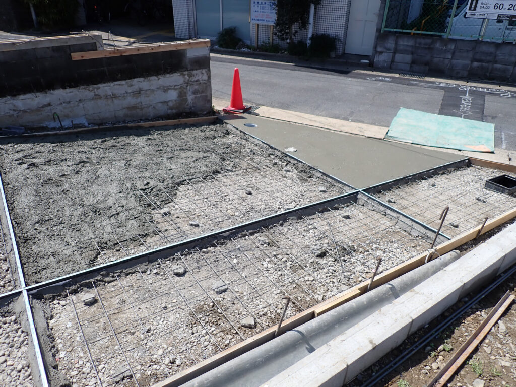 京都外構専門店ホリーガーデンの施工レポート写真　土間コンの打設とメッシュ筋