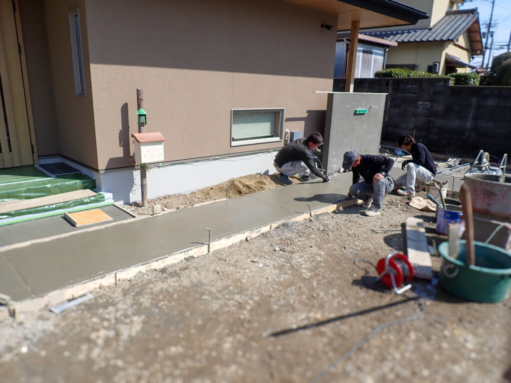 京都外構専門店ホリーガーデンの施工レポート写真　おすすめの洗い出しの打設・ならし作業