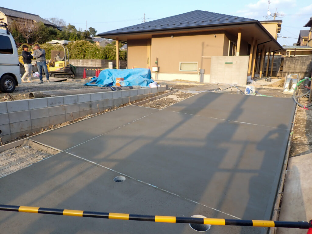 京都外構専門店ホリーガーデンの施工レポート写真　土間コンの仕上げ　刷毛引き仕上げの様子